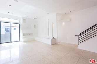 8639 Whitworth Dr in Los Angeles, CA - Building Photo - Building Photo