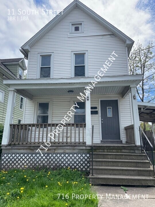 11 South St in Lockport, NY - Building Photo