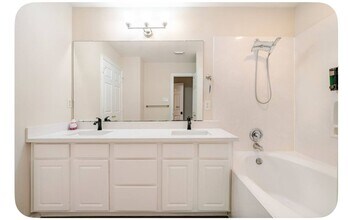 13674 Garden Grove Ct in Houston, TX - Building Photo - Building Photo