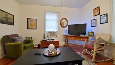 932 Mississippi St, Unit 1 in Lawrence, KS - Foto de edificio - Building Photo