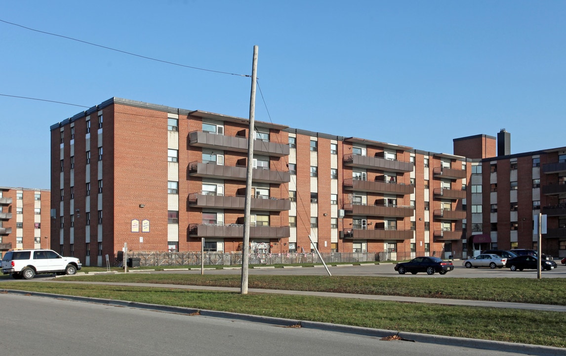 Oxford Apartments in Oshawa, ON - Building Photo