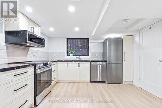 343 Prince Edward Dr N in Toronto, ON - Building Photo - Building Photo