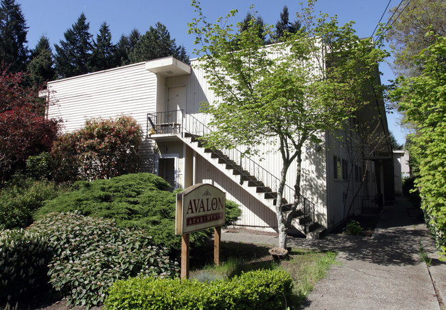 Avalon Apartments in Bellevue, WA - Foto de edificio - Building Photo