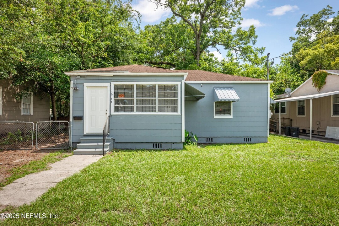 1066 W 13th St in Jacksonville, FL - Building Photo