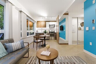 936 Bute St in Vancouver, BC - Building Photo - Building Photo