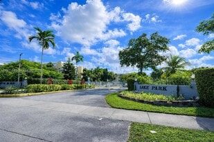 950 NE 199th St in Miami, FL - Building Photo