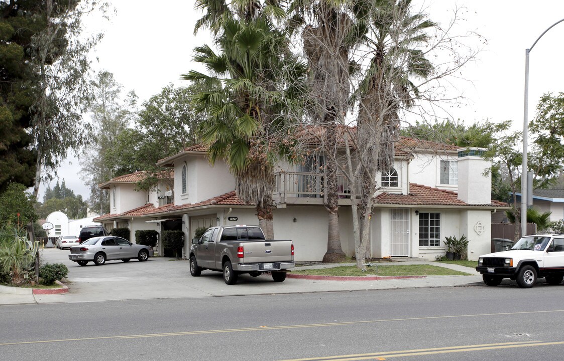 1025 N Escondido Blvd in Escondido, CA - Foto de edificio