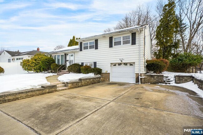 111 Charles St in Dumont, NJ - Building Photo - Building Photo