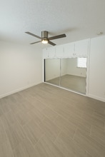 8729 Lyndora St in Downey, CA - Foto de edificio - Building Photo