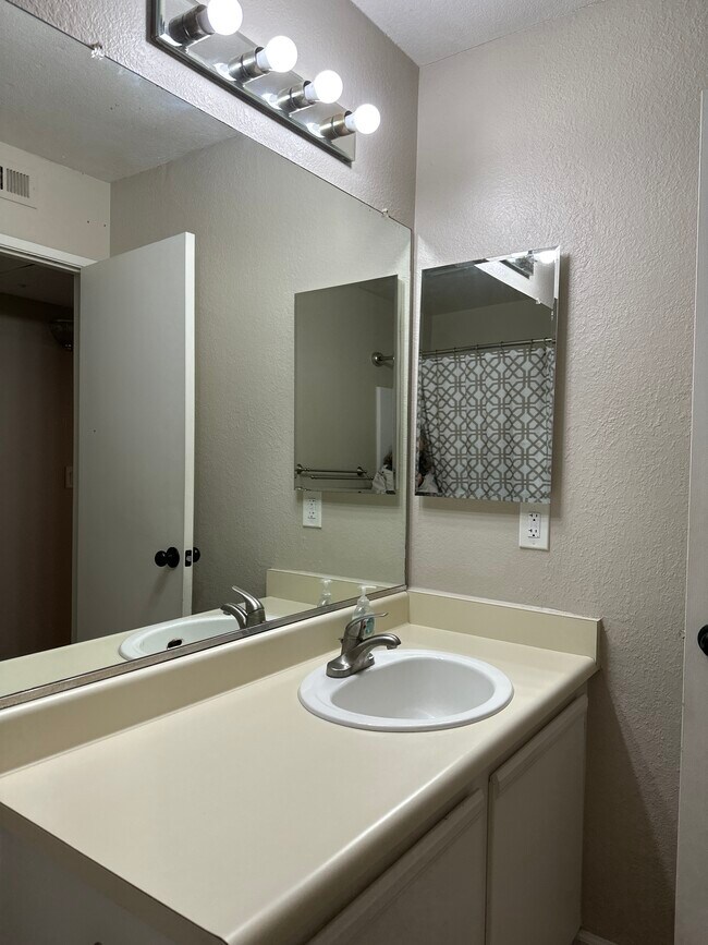150 Reflections Dr, Unit Apartment 25 in San Ramon, CA - Building Photo - Building Photo