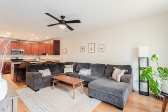 321 W Schiller St in Chicago, IL - Building Photo - Building Photo
