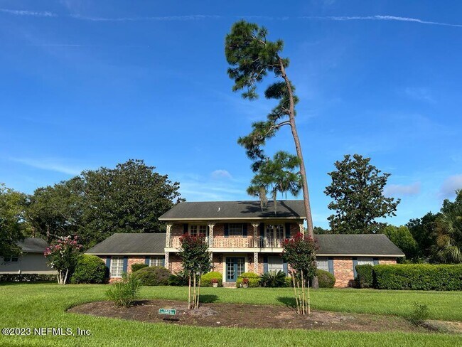 property at 7540 Hollyridge Rd