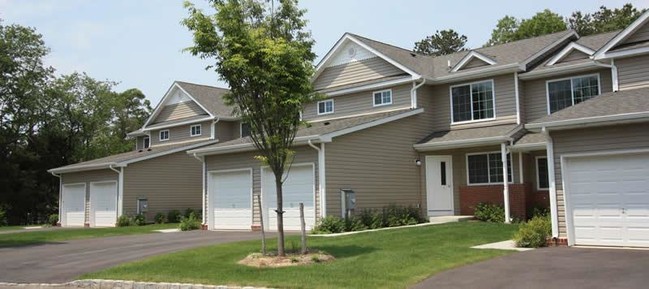 Fairfield Townhouses East at Coram in Coram, NY - Building Photo - Building Photo