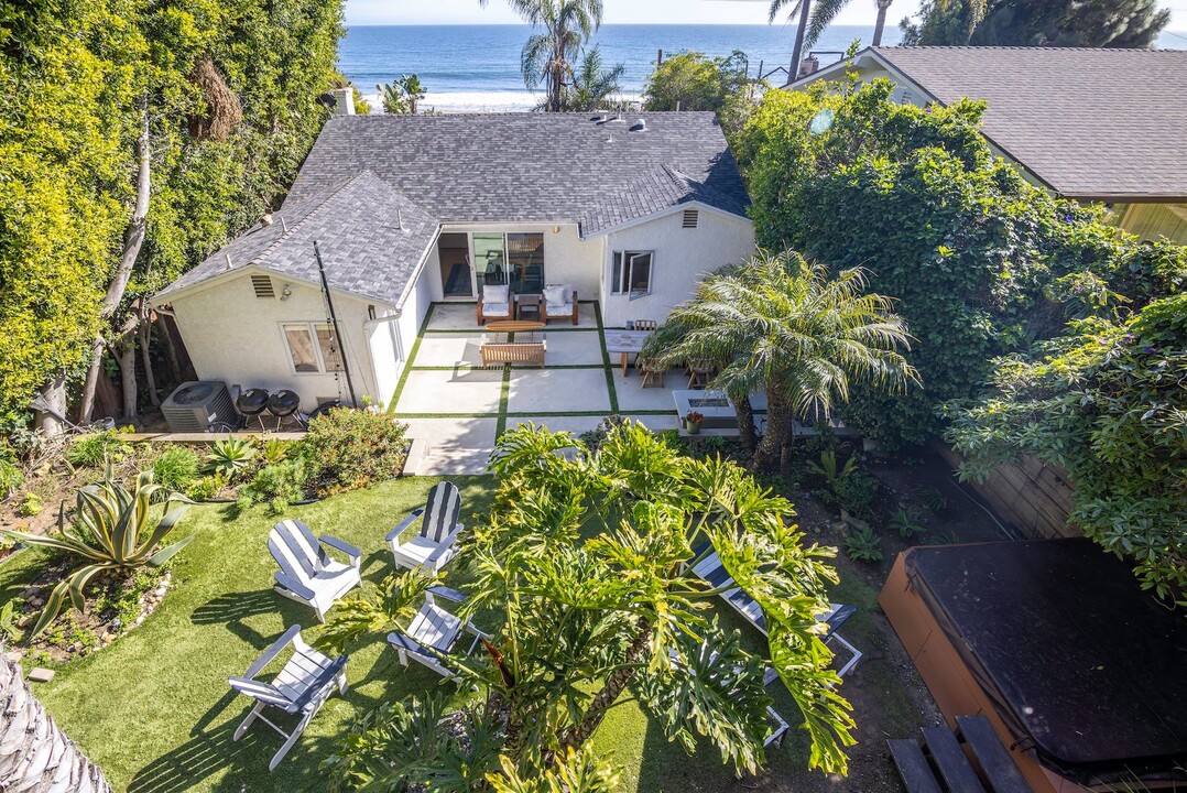 21563 Pacific Coast Hwy in Malibu, CA - Foto de edificio
