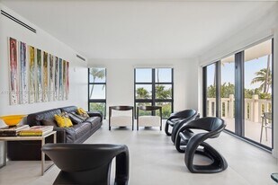 1111 Crandon Blvd, Unit B101 in Key Biscayne, FL - Building Photo