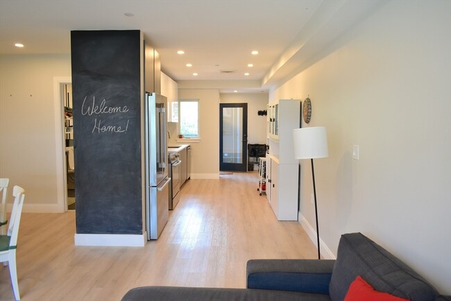 25 2nd St, Unit #201 in Chelsea, MA - Foto de edificio - Building Photo