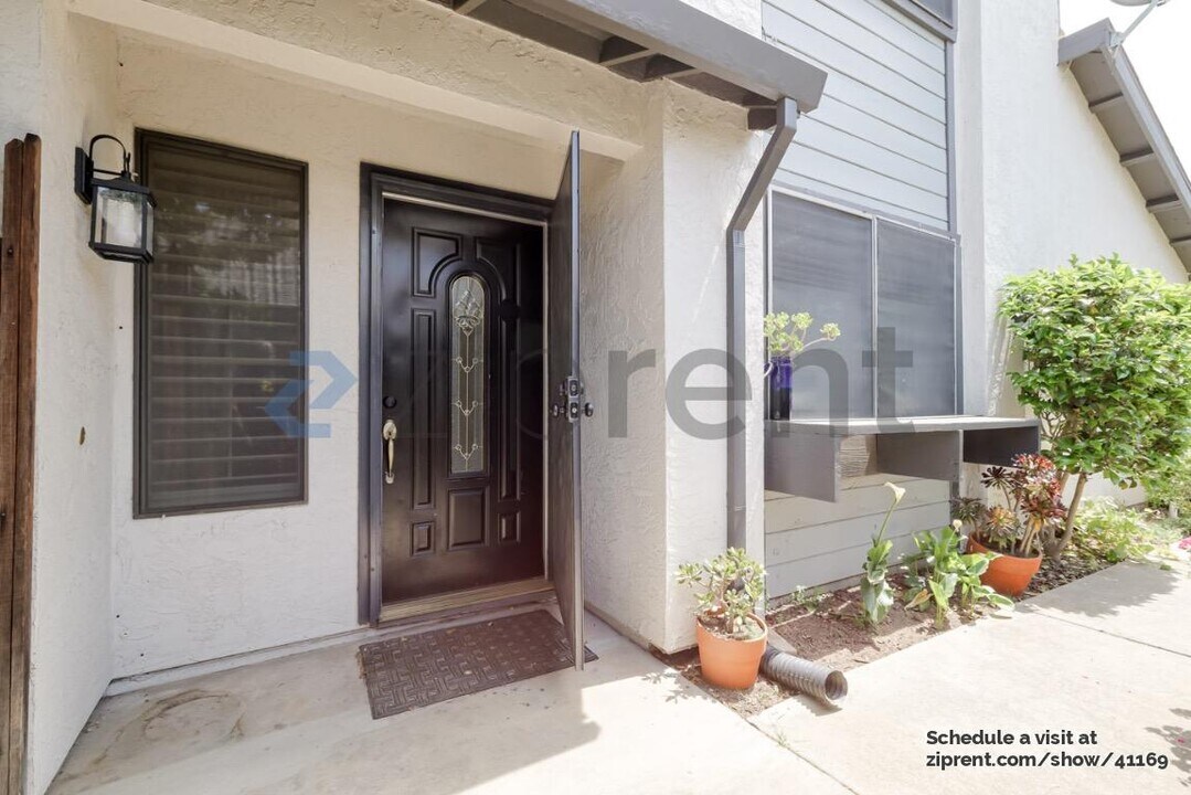 1243 Andalusia Dr in Sacramento, CA - Building Photo