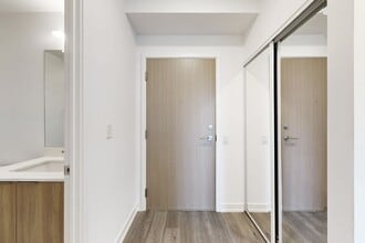 395-395 Square One Dr in Mississauga, ON - Building Photo - Building Photo