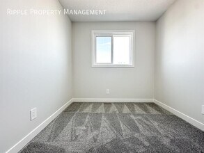 27 Heirloom Blvd SE in Calgary, AB - Building Photo - Building Photo