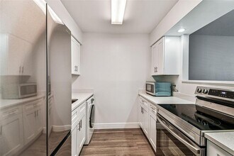 9001 Tudor Dr in Tampa, FL - Building Photo - Building Photo