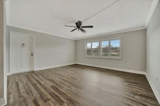 5800 Hollywood Blvd in Sarasota, FL - Foto de edificio - Building Photo