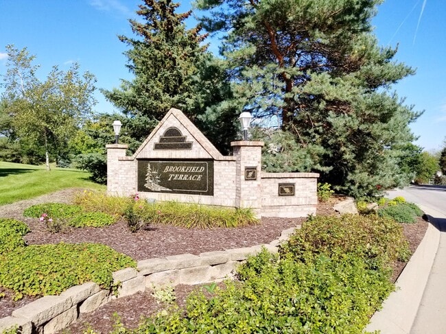 347 Terrace Dr E in Brookfield, WI - Building Photo - Building Photo