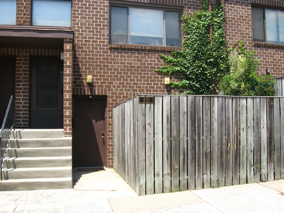 870 N Pennock St in Philadelphia, PA - Building Photo