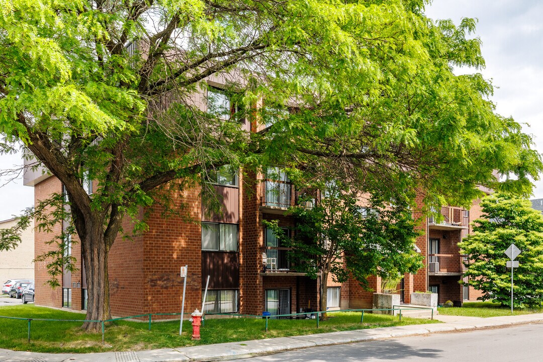 3995 Mackenzie Rue in Laval, QC - Building Photo