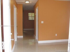 311 NE 57th St in Miami, FL - Foto de edificio - Building Photo