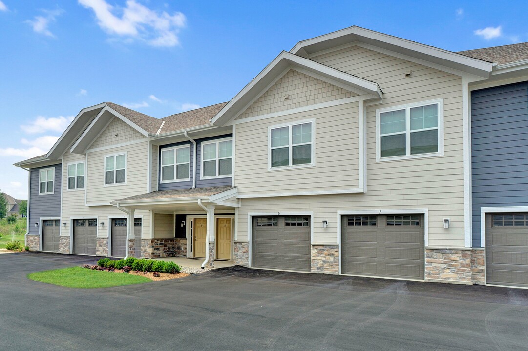 High Bluff at Creekwood Crossing in Menomonee Falls, WI - Foto de edificio