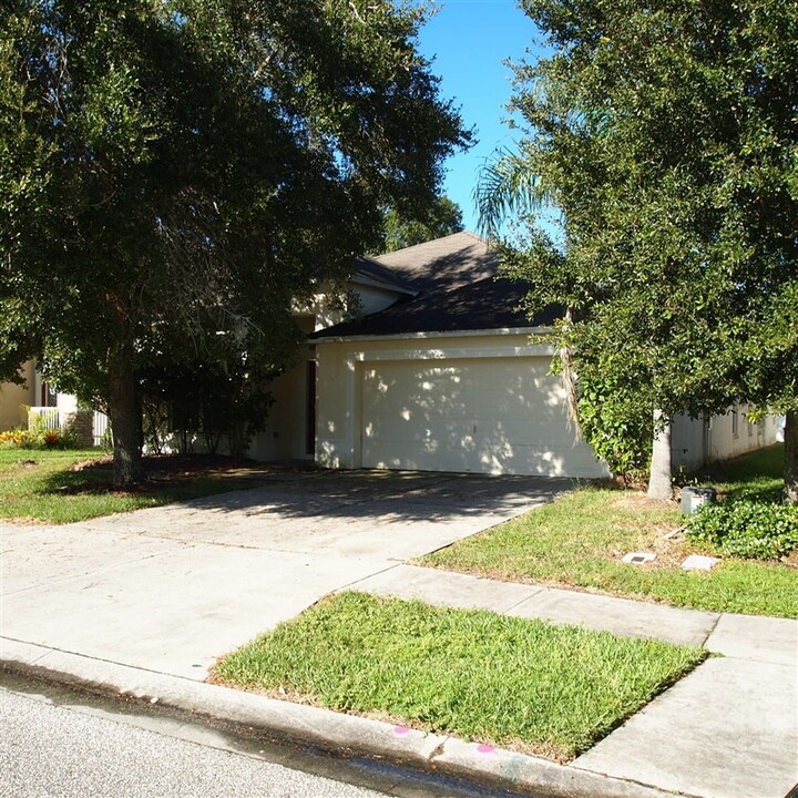 34937 Meadow Reach Dr in Zephyrhills, FL - Foto de edificio