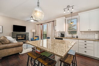 115 E Eighth St, Unit Ivy in Traverse City, MI - Building Photo - Building Photo
