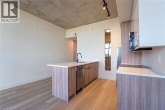 24 Augusta St in Hamilton, ON - Building Photo - Building Photo