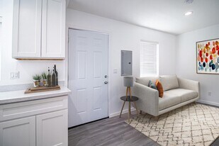 Sleek 1 bed/1 bath apartment near downtown in Santa Clara, CA - Building Photo