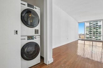 20 Newport Pkwy in Jersey City, NJ - Foto de edificio - Building Photo