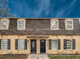 903 S Ripple Creek Dr in Houston, TX - Building Photo