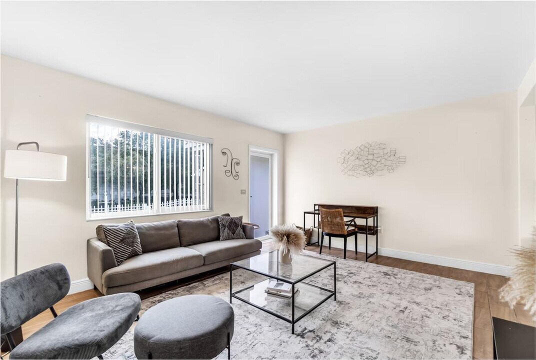 520 NW 135th St in North Miami, FL - Building Photo