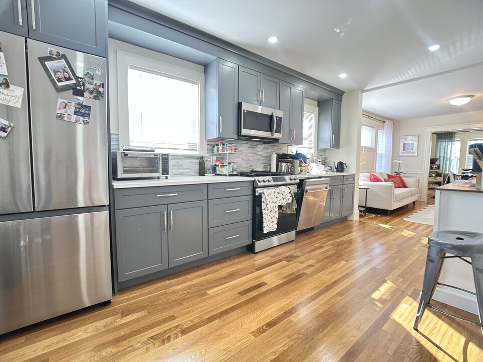 18 Beechcroft St, Unit 1 in Boston, MA - Foto de edificio