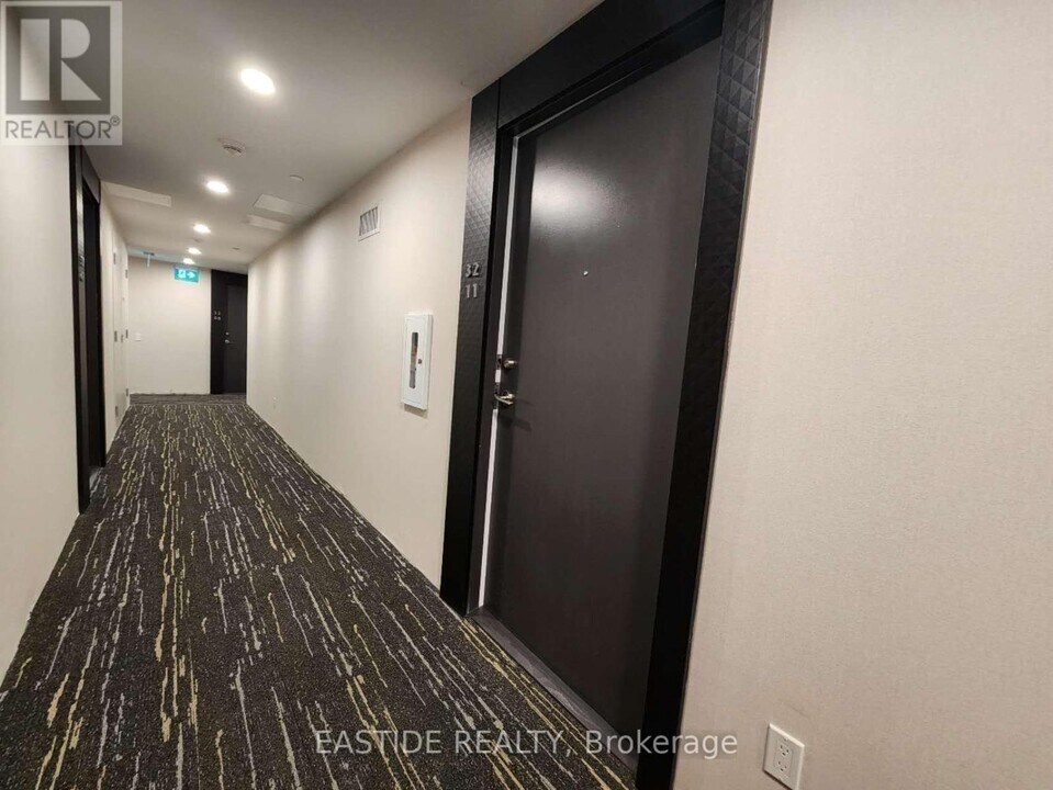 8-3218 Wellesley St W in Toronto, ON - Building Photo