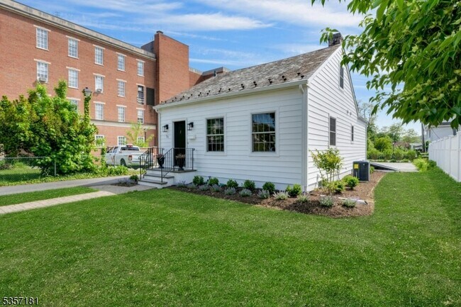 25 Maple Ave in Morristown, NJ - Building Photo - Building Photo