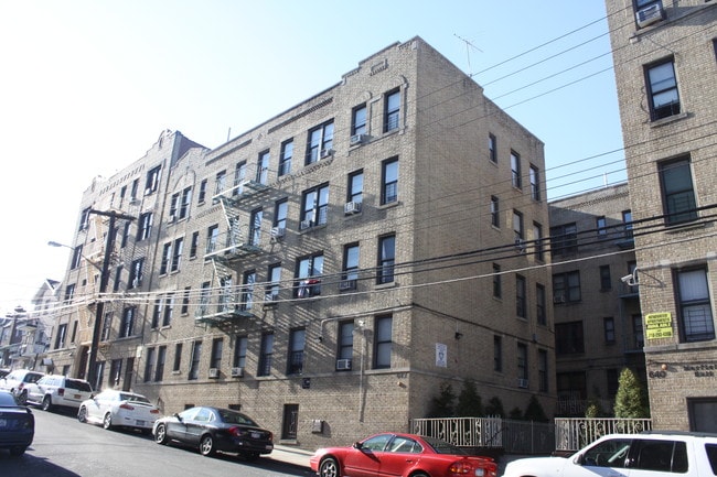642 E 236th St in Bronx, NY - Foto de edificio - Building Photo