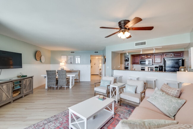 7205 Thomas Dr in Panama City Beach, FL - Foto de edificio - Building Photo