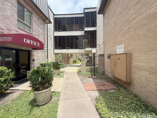 8415 Hearth Dr, Unit 36 in Houston, TX - Foto de edificio - Building Photo