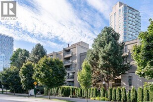 1040 Pacific St in Vancouver, BC - Building Photo