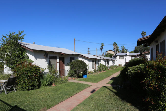 202-214 Washington St in Vista, CA - Foto de edificio - Building Photo