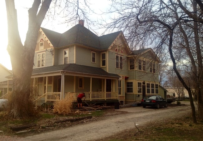 property at 505 1/2 W Broadway Ave