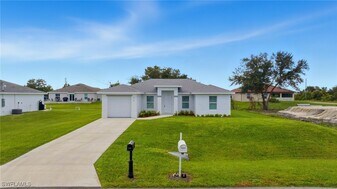 418 Pinehurst Ave in Lehigh Acres, FL - Building Photo