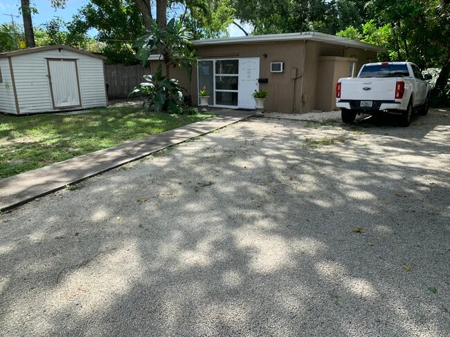 320 SW 21st St in Fort Lauderdale, FL - Foto de edificio - Building Photo