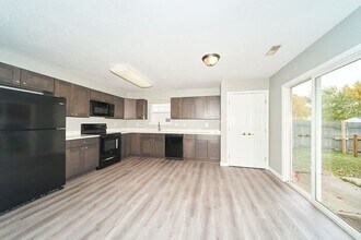 8335 Eagles Nest Dr in Avon, IN - Building Photo - Building Photo