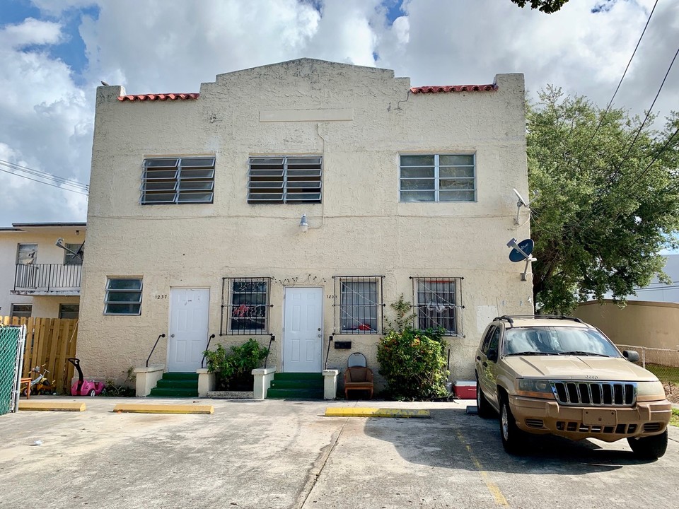 1235 SW 2nd St in Miami, FL - Building Photo